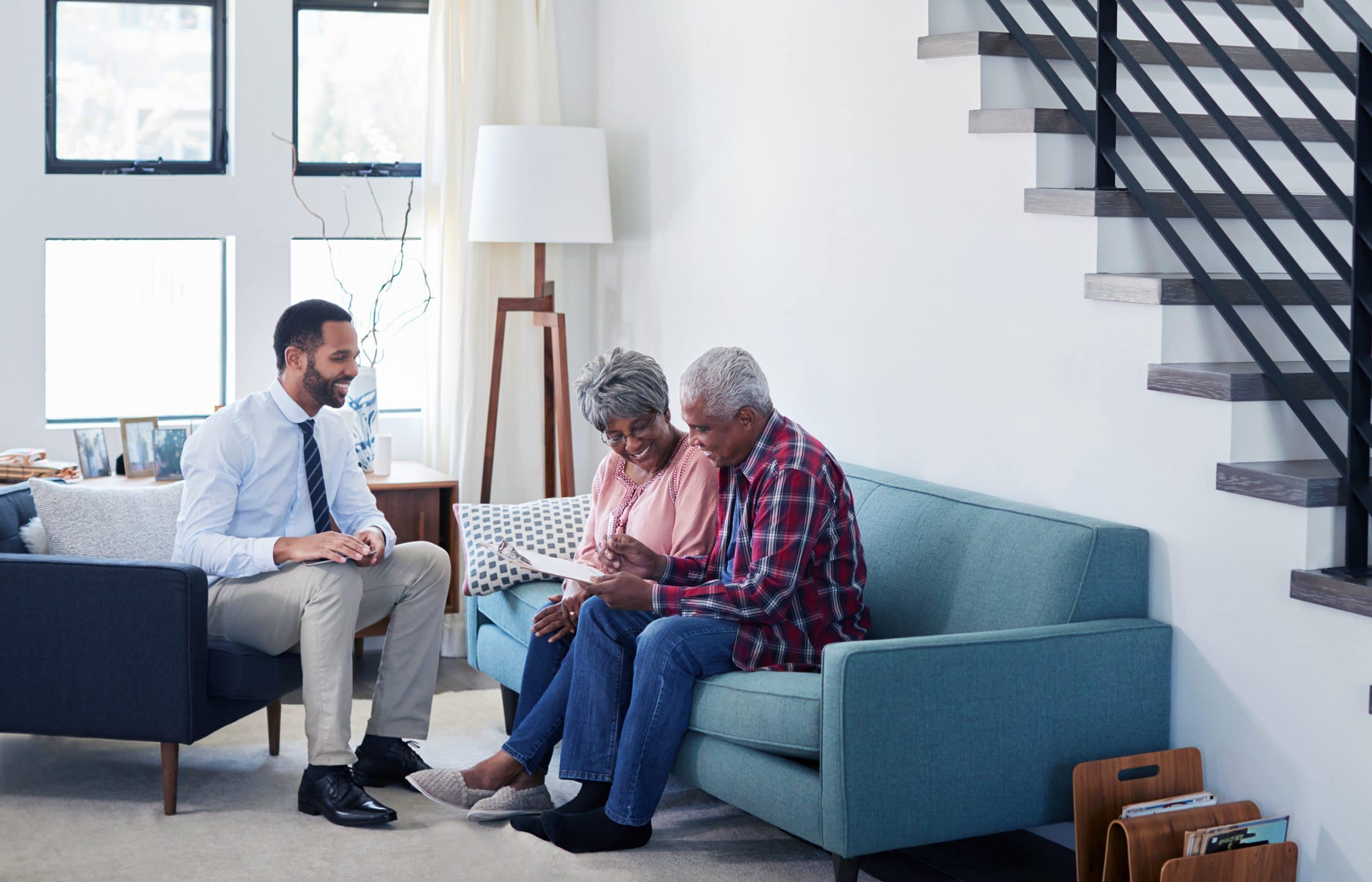 This is an image of a representative speaking with a family effected by lung cancer.
