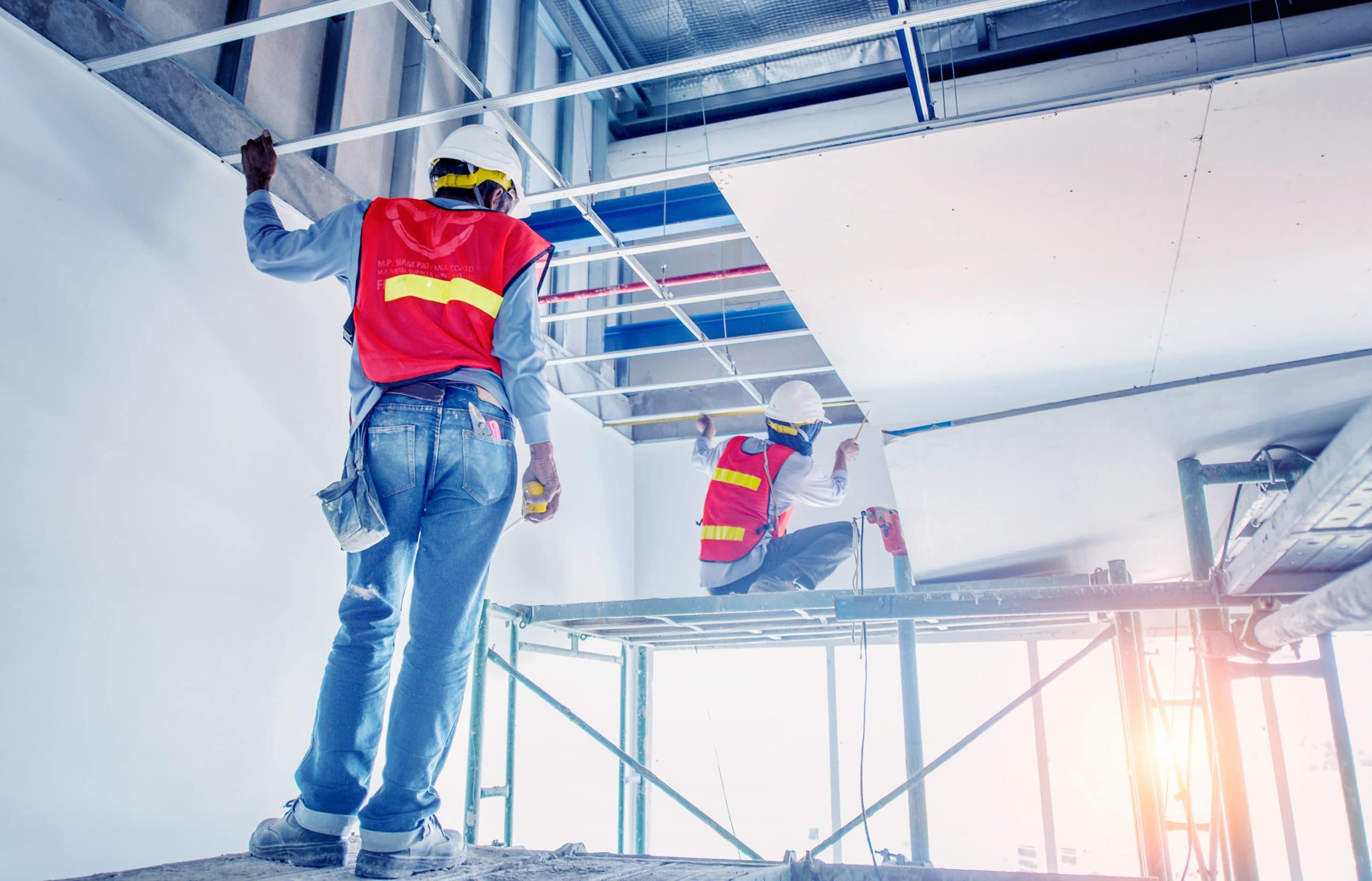 This is an image of labor workers being exposed to potential lung cancer risk factors via work.