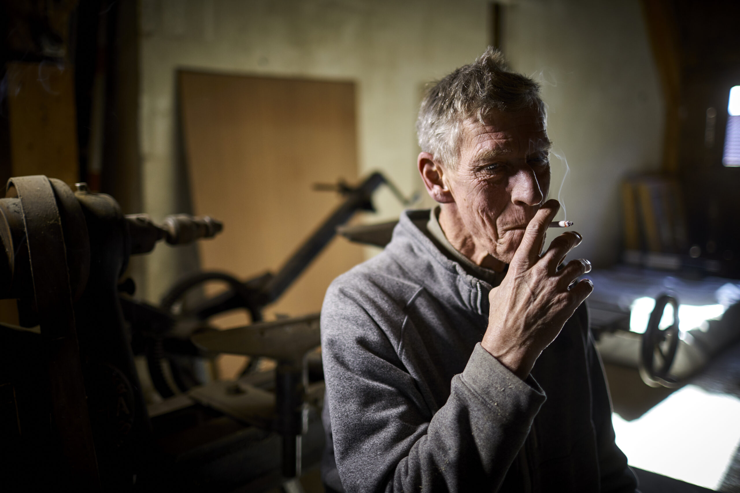 Photo of man who risks lung cancer by smoking.