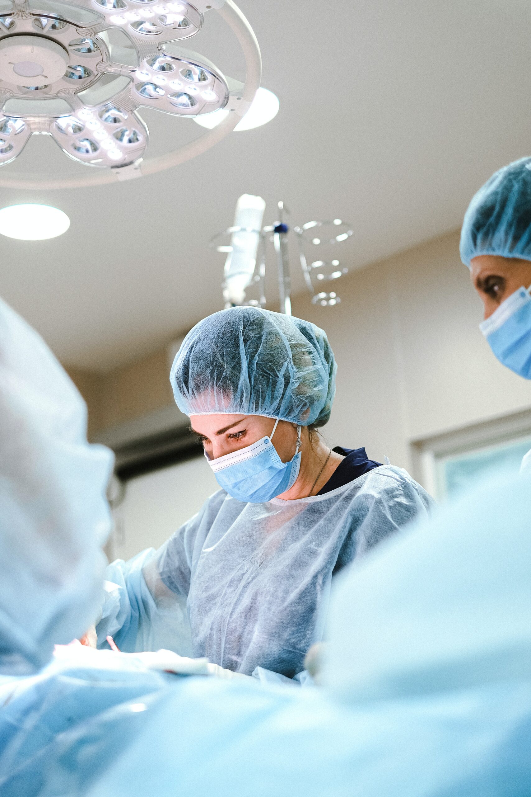 Surgeons performing a lung decortication