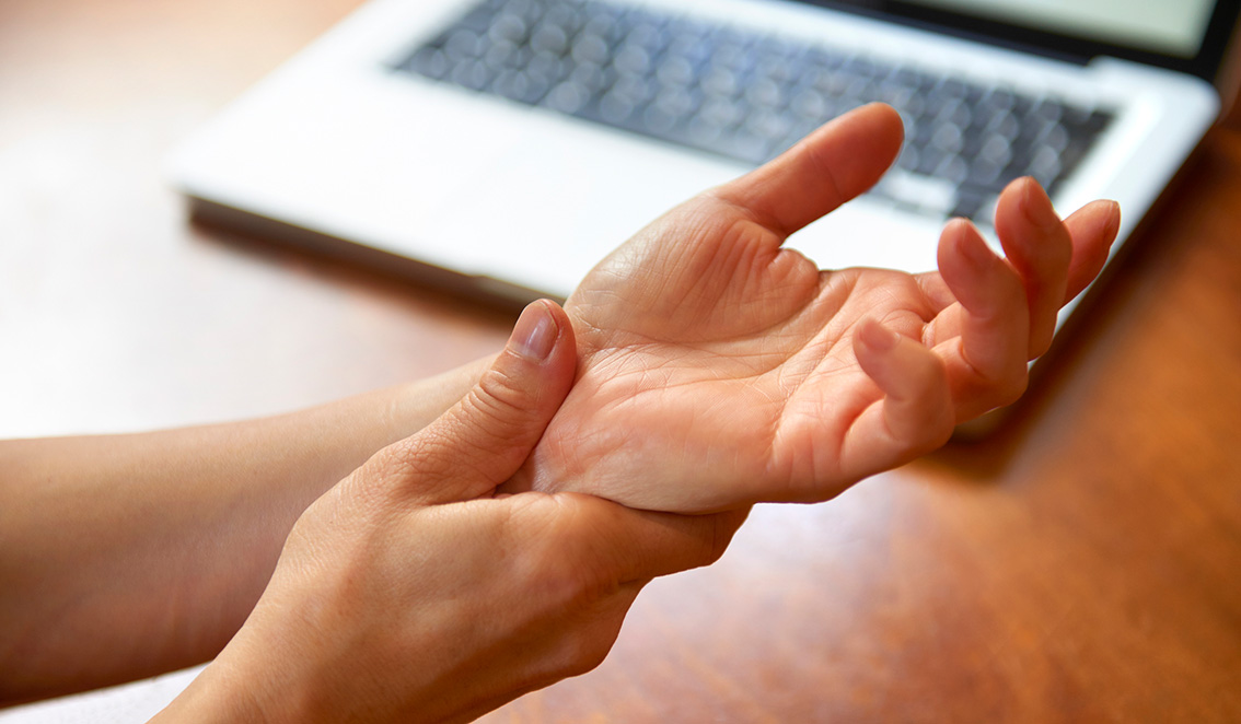 women experiences bone pain in left hand.